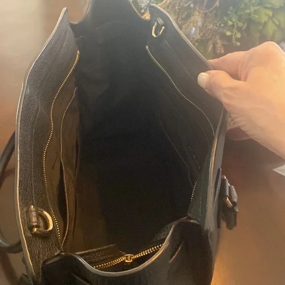 💕Gorgeous Michael Kors Tote/Handbag. Black with gold hardware.💕 - Picture 7 of 9